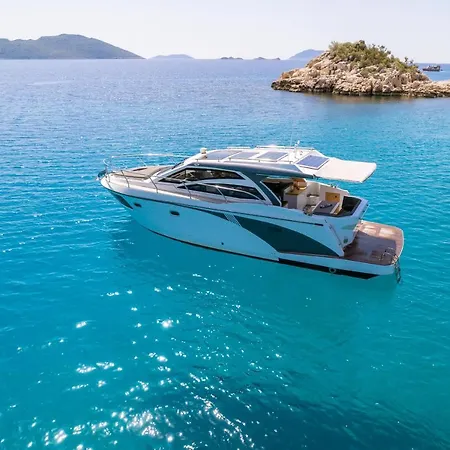 Blue Neptune Yacht Hotel en barco *