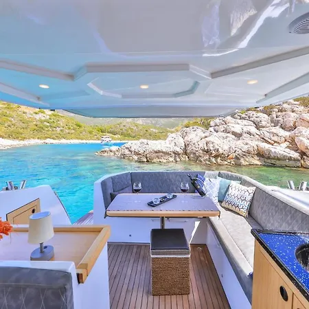 Blue Neptune Yacht Hotel en barco Kaş