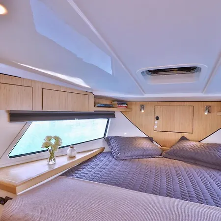 Blue Neptune Yacht 船屋 *